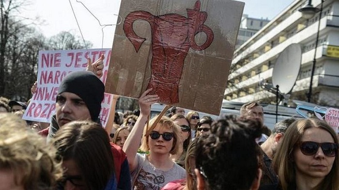 «Chaque vie est précieuse»: 140 villes polonaises manifestent contre l’avortement